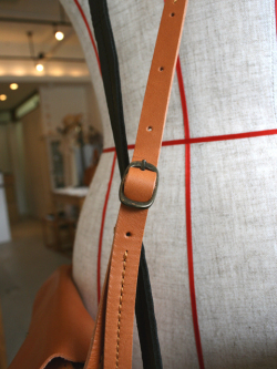 アンキャシェット レザーポーチショルダーL