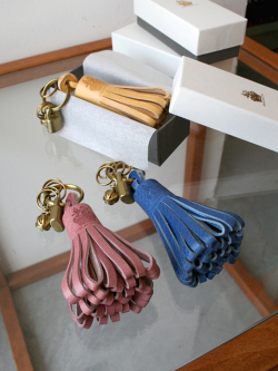 Encachette アンキャシェット タッセルキーホルダー